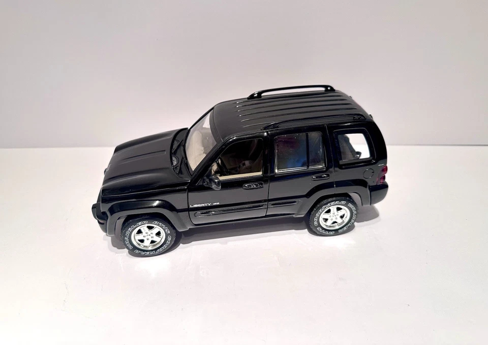Matchbox 2004 Jeep Liberty Limited 4X4 Black 1/18 Scale Model Car NO TAILGATE - Image 2 of 4