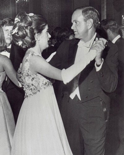 1965 AP Drahtfoto Buffalo Bills Besitzer Ralph Wilson tanzt mit Tochter Christy - Bild 1 von 2