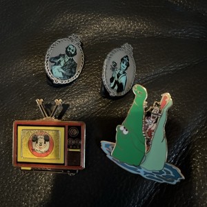 Disney die-cast Metal pins Lot Haunted Manson, Peter Pan Mickey Mouse.