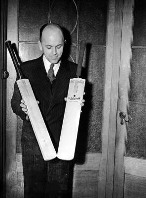 Gunn and Moore representative with two cricket bats Cricket Old Photo