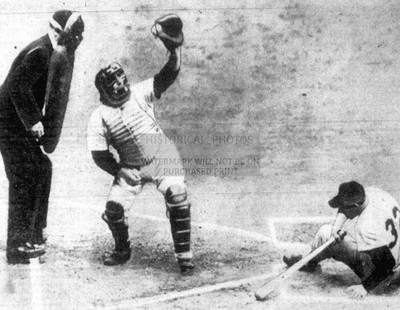 YOGI BERRA CATCHING FOUL BALL YANKEE STADIUM 1950 8.5X11 CANVAS PHOTO