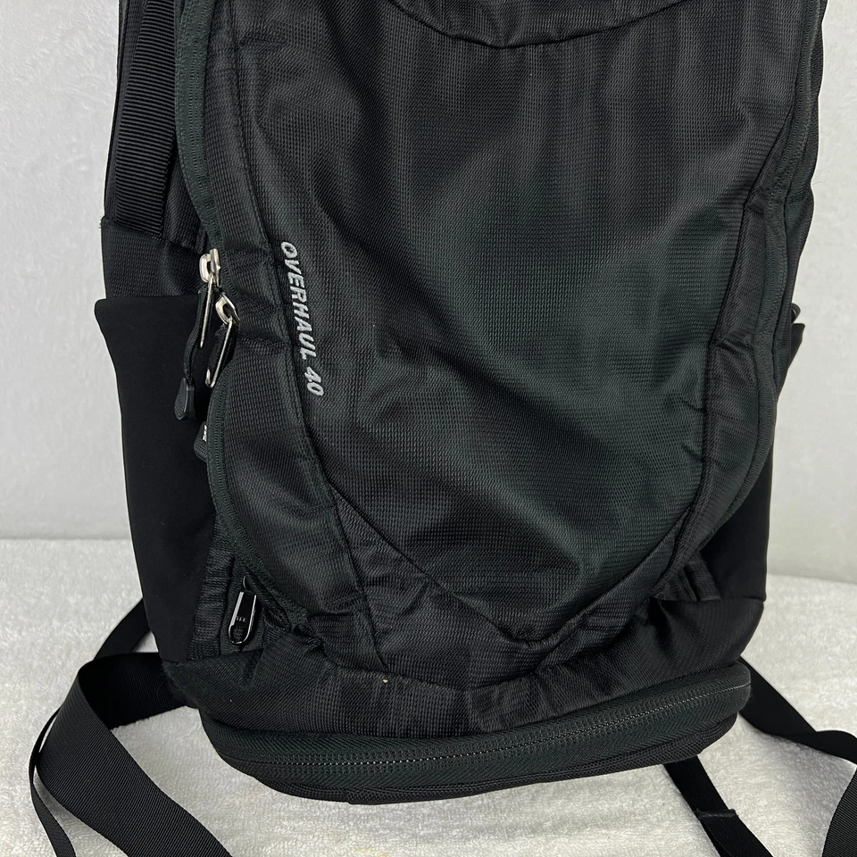 Mochila negra de viaje para computadora portátil The North Face Overhaul 40 Foto 3 de 4