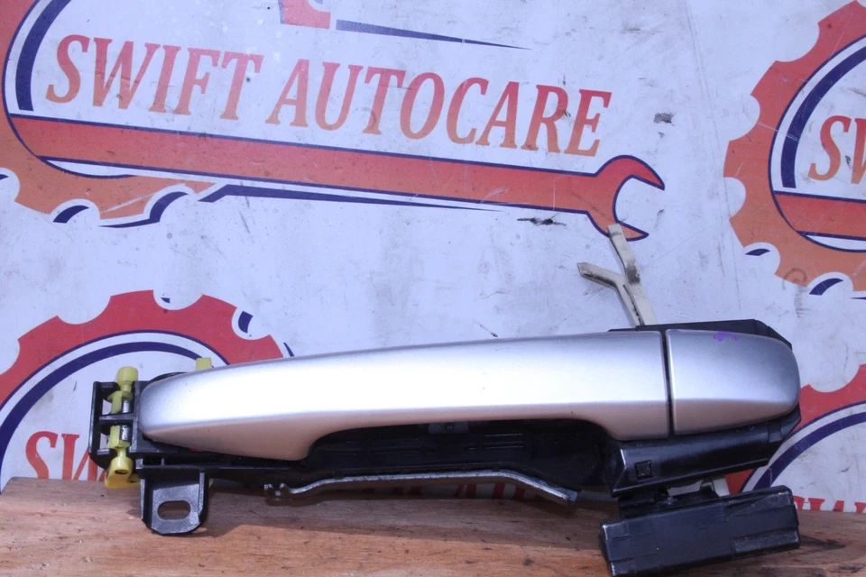 Manija de puerta exterior trasera derecha Toyota Prius MK3 plateada 2009-2015 Foto 3 de 4