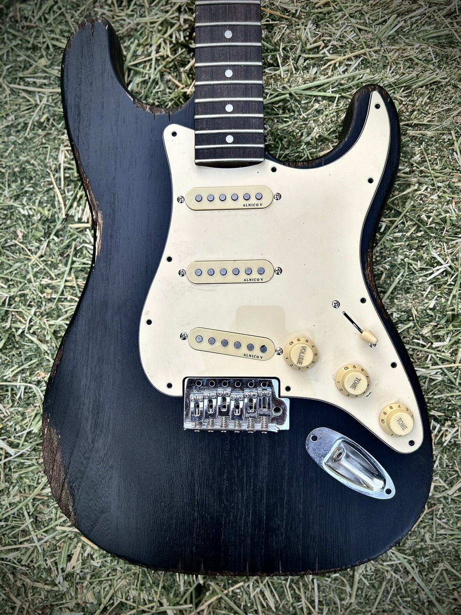 Lightning72 Pistol’s Crown Guitars Pistols Crown Guitars by Jorge Ibarra (@pistolscrown