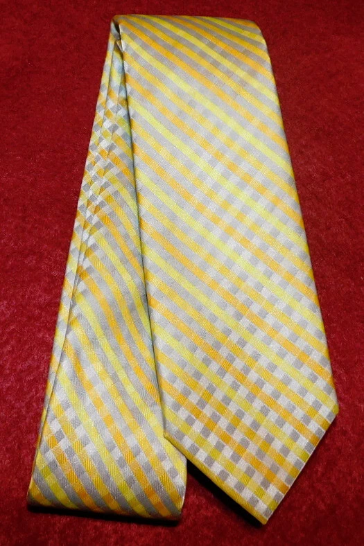 APT 9 GRAVATA DE POLIÉSTER LISTRADA CRUZADA AMARELA/LARANJA/AZUL EXTRA FINA - LAÇOS DE PESCOÇO. - Imagem 2 de 3