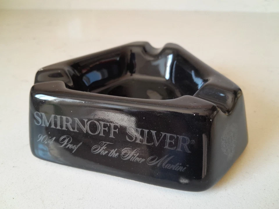 Cenicero triangular vintage MCM 1972 de cerámica negra Smirnoff plateado Foto 2 de 4