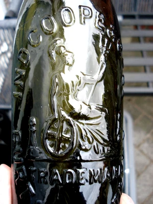 LOVELY ONE PINT PICTORIAL AMBER BEER BOTTLE " BRITANNIA " TRADE MARK. - Image 1 of 3
