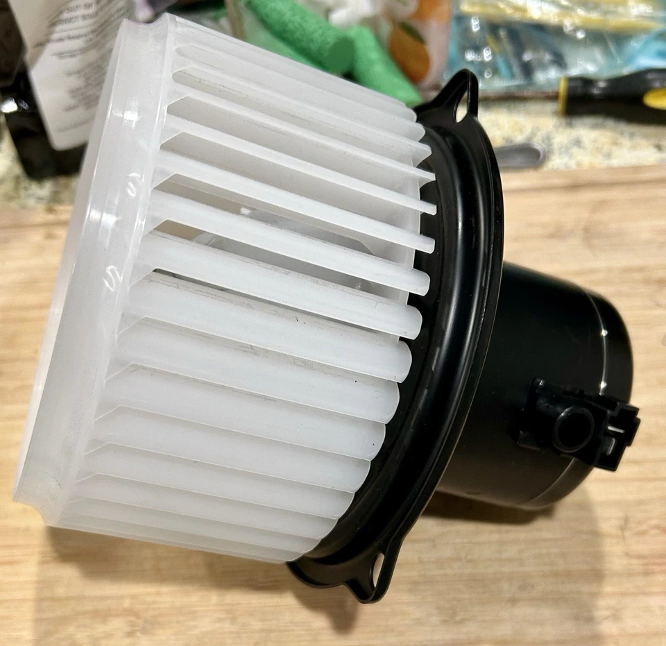 NEW OEM HITACHI/ JOHN DEERE 4469041 24V Blower Motor - Fit In Description - Image 2 of 4