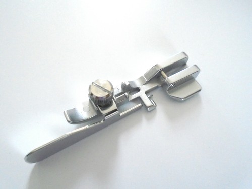 Juki Universal Blindstich Nähfuß für MO-1000 und MO-2000 Sergers - Bild 1 von 3
