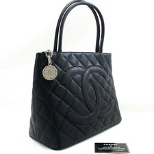 n64 CHANEL Authentic Silver Medallion Grained Calfskin Leather Shoulder Bag