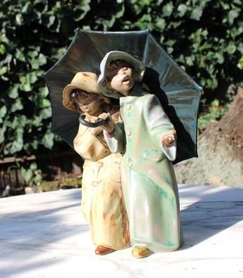 Lladro Figurine #2077 ''Under the Rain'' Boy & Girl with Large Umbrella 9.5'' Tall