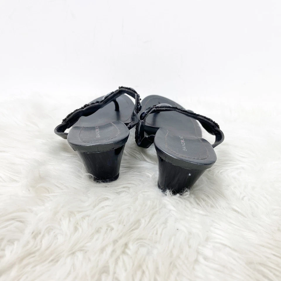 Bandolino 7.5 M 女式黑色人造皮革珠宝装饰丁字裤楔形凉鞋 — 第 3/4 张图片