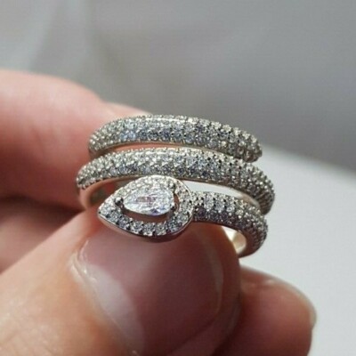 Ein wunderschöner 925 Sterling Silber Ring besetzt mit Swarovski Steinen.