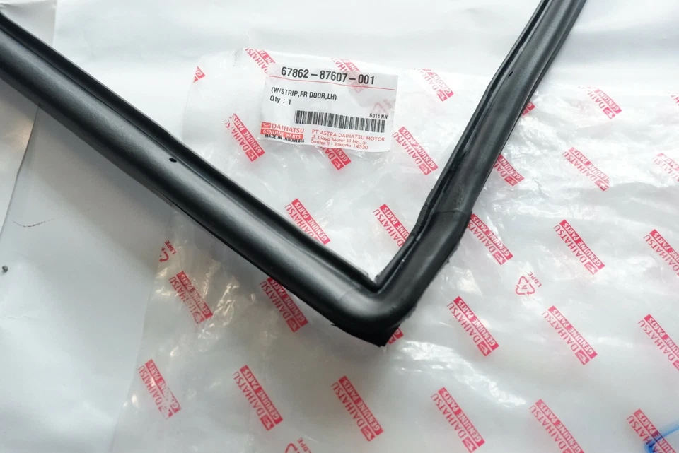 DAIHATSU FEROZA ROCKY SPORTRAK FOURTRAK PUERTA DELANTERA BANDAS METEOROLÓGICAS RL Par Genuino Foto 2 de 4