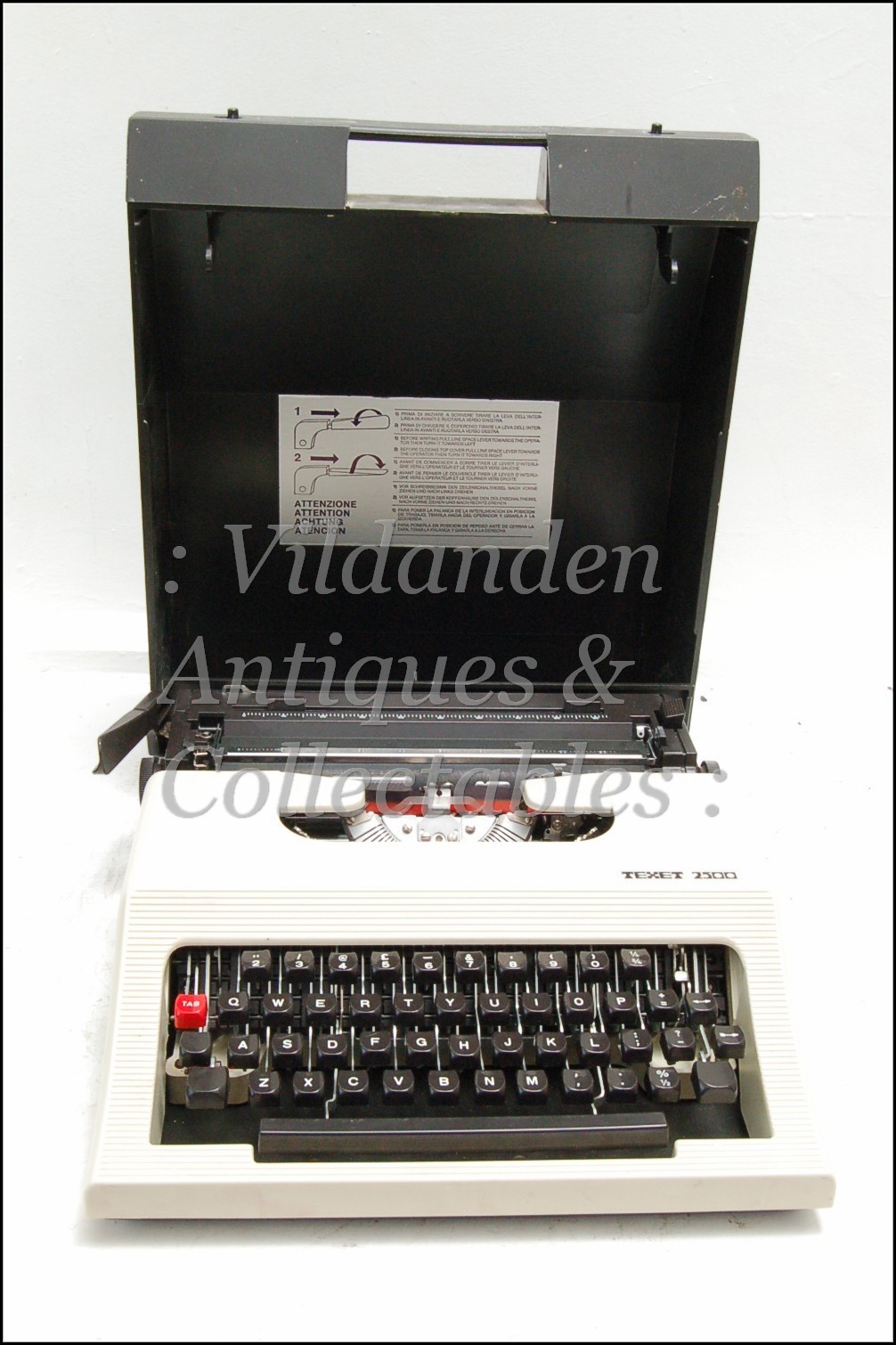 ++ Textet 2005 Vintage Portable Typewriter with case ++