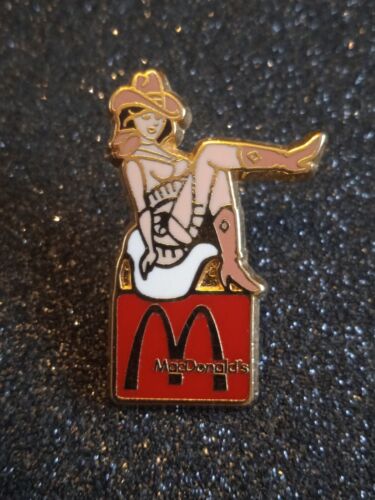 pin's pin up cow girl - mcdonald's (zamac doré signé Mac Donald's Suisse)  - Foto 1 di 1