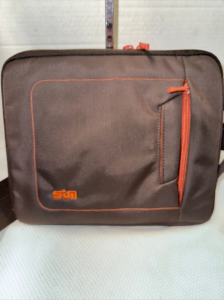 Bolsa para tablet STM con correa Foto 2 de 4