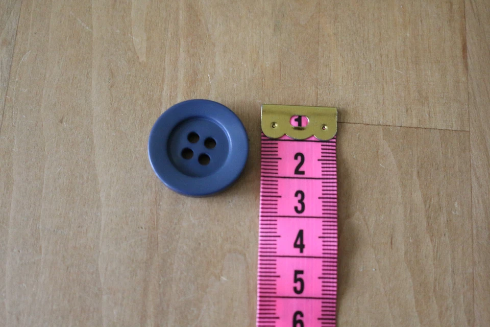 Set mit 42 (3x14) Knöpfen neu unterschiedliche Designs Abmessungen siehe Fotos - Bild 4 von 4