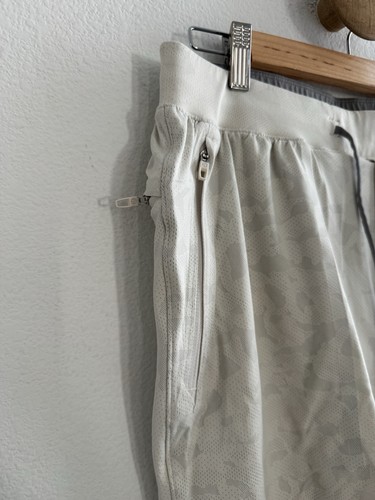 Lululemon sportlich gefütterte Herrenshorts mit Blumenmuster Größe Large - Bild 5 von 9