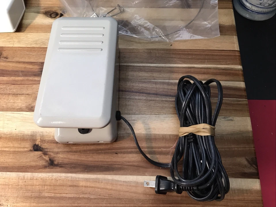 丰田缝纫机 3 螺纹锁型号 6600 W 原装盒 — 第 3/4 张图片