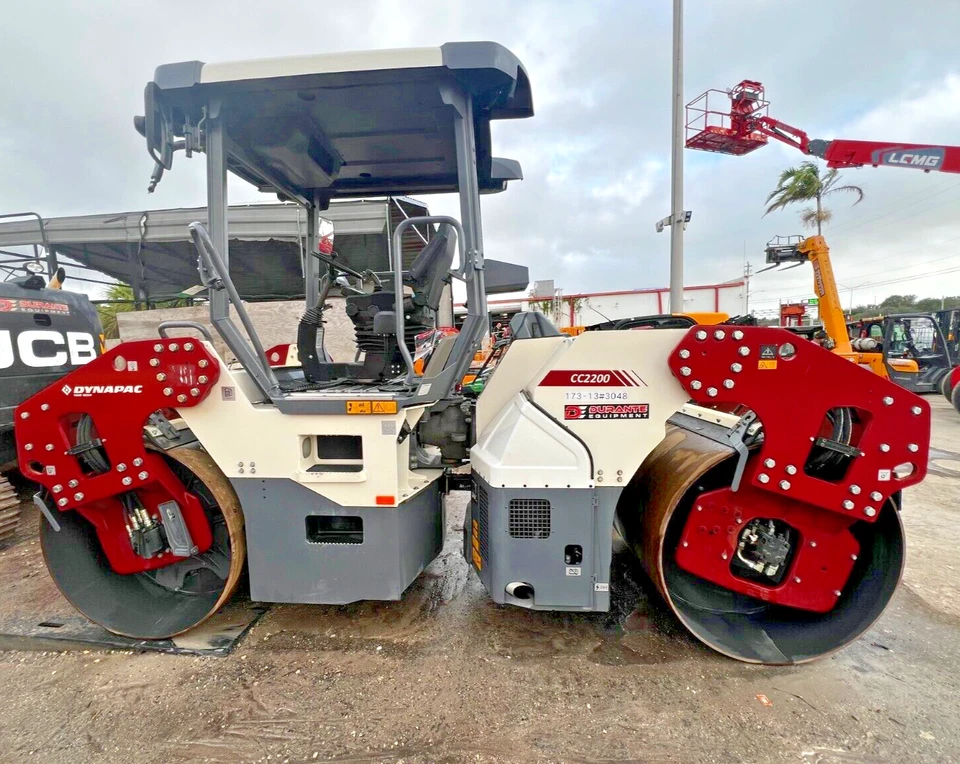 Rodillo de asfalto vibratorio DYNAPAC CC2200 2022 de doble tambor - 59" de ancho - 153 horas Foto 2 de 4