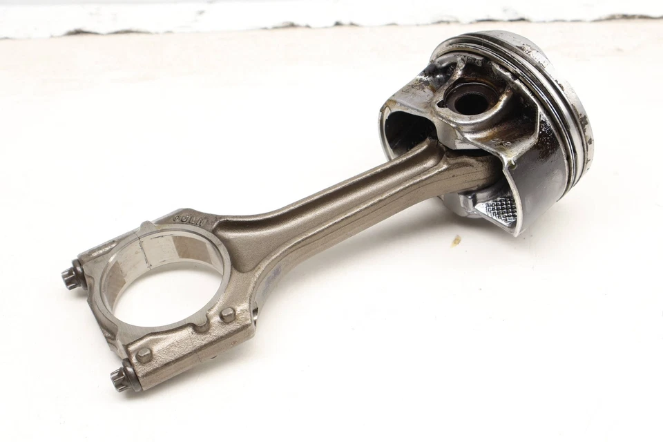 VW BEETLE 2012-2017 - Pistón con varilla de conexión 06L107103E Foto 2 de 4