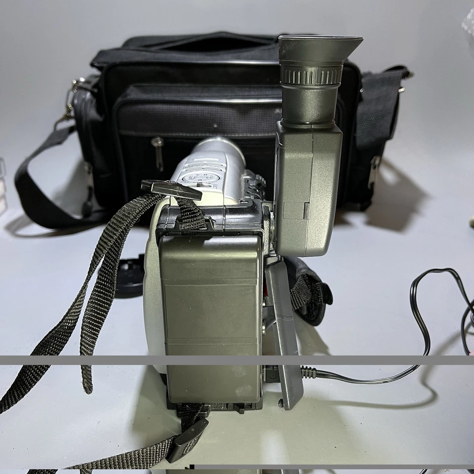 JVC GR-FX16 Camcorder VHSC 700x Zoom Retro Analog Video Camera Bundle - Image 4 of 4