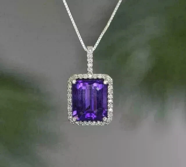 Colgante de halo de amatista creada en laboratorio de corte esmeralda de 4 quilates para mujer enchapado en oro blanco de 14 quilates Foto 2 de 3