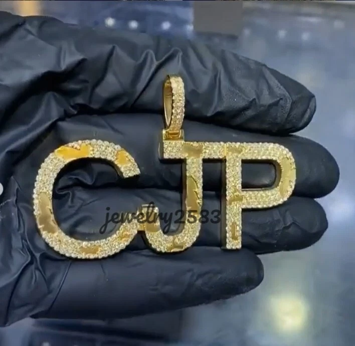 Colgante con letras de nuevo estilo personalizado de 3,22 quilates enchapado en oro amarillo de 14k para hombre Foto 3 de 4