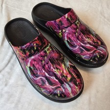OOFOS OOcloog Recovery Clogs in Neon Rose