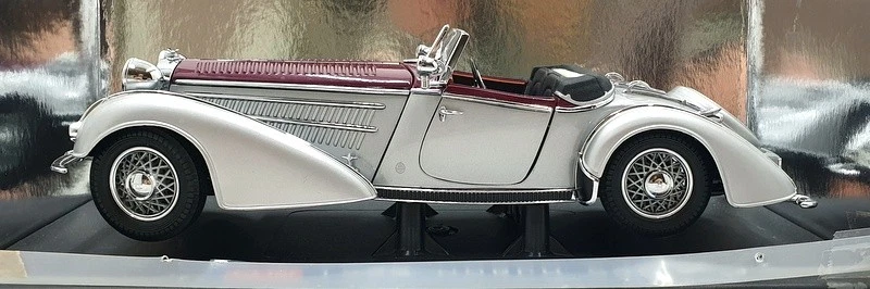 Sun Star 1/18 2402 1939 Horch 855 Roadster Silver Grey/Dark Red - Image 3 of 4
