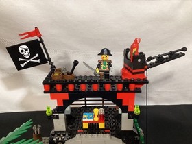 Lego Pirates 6279 Skull Island with Manual and 6 Mini Figs ( no box)