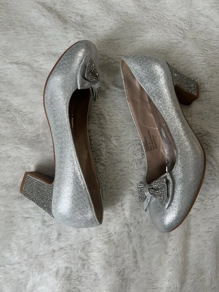 Badgley Mischka Silver Block Heel Glitter Pump heels with Bow size 6 Beautiful - Image 4 of 4