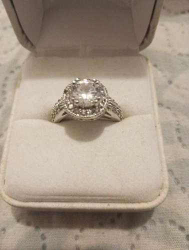 New Women's Costume Jewelry Ring Size 6 New Condition