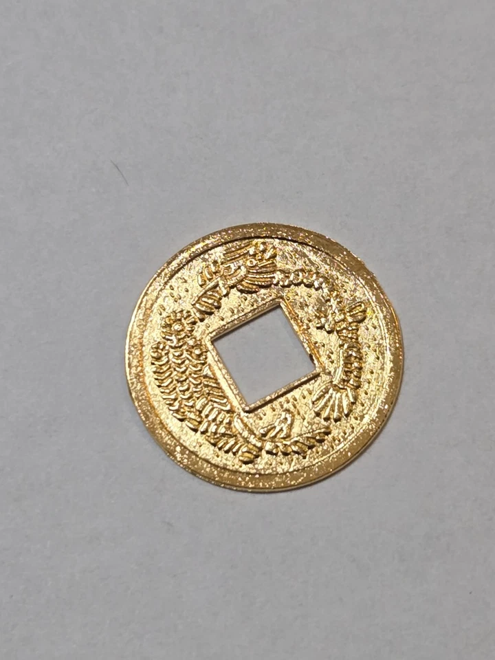 Lote de 50 monedas chinas de metal color oro - agujero cuadrado - 3/4" pulgadas de diámetro Foto 3 de 4