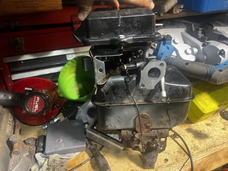 BRIGGS STRATTON 5HP ENGINE GAS TANK WITH CARBURETOR ASSEMBLY 694315 & 130232 - Image 3 of 4