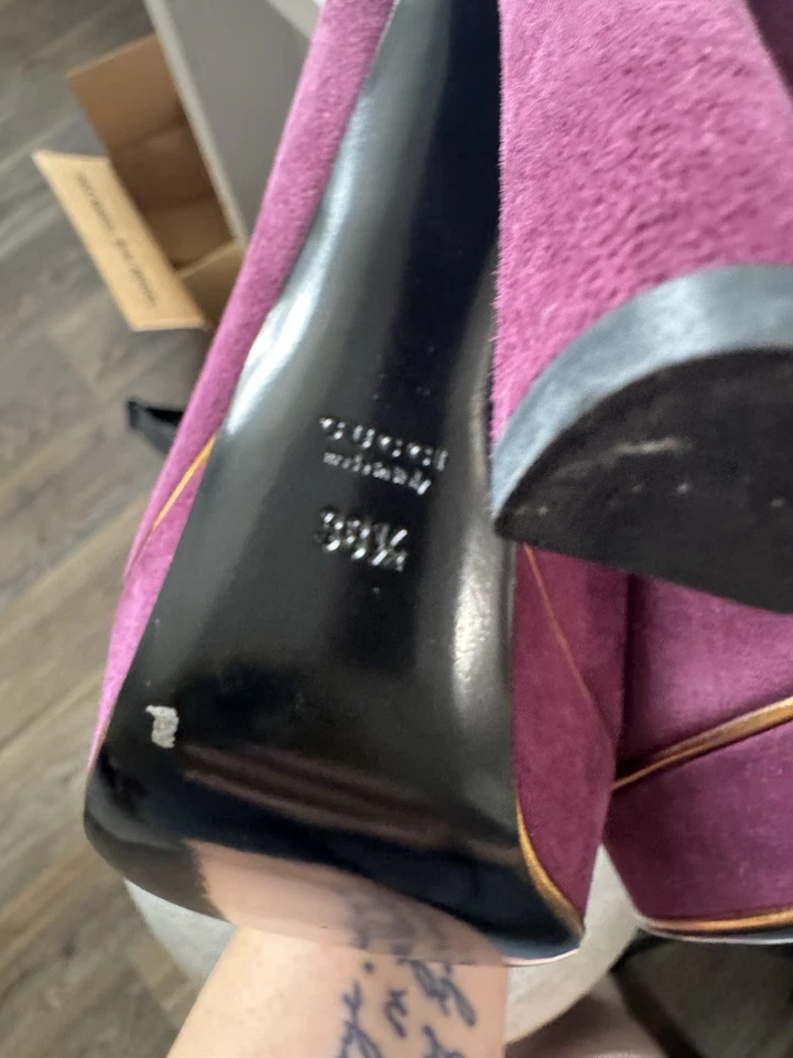 Gucci Mujer Púrpura Gamuza Peep-Toe Tacones con Borde Dorado, Talla 38.5 o EE. UU. 8.5 Foto 4 de 4