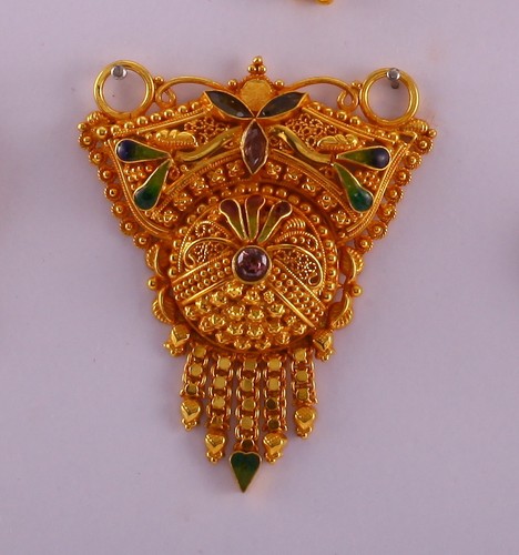 TRADITIONAL DESIGN 22K GOLD PENDANT 