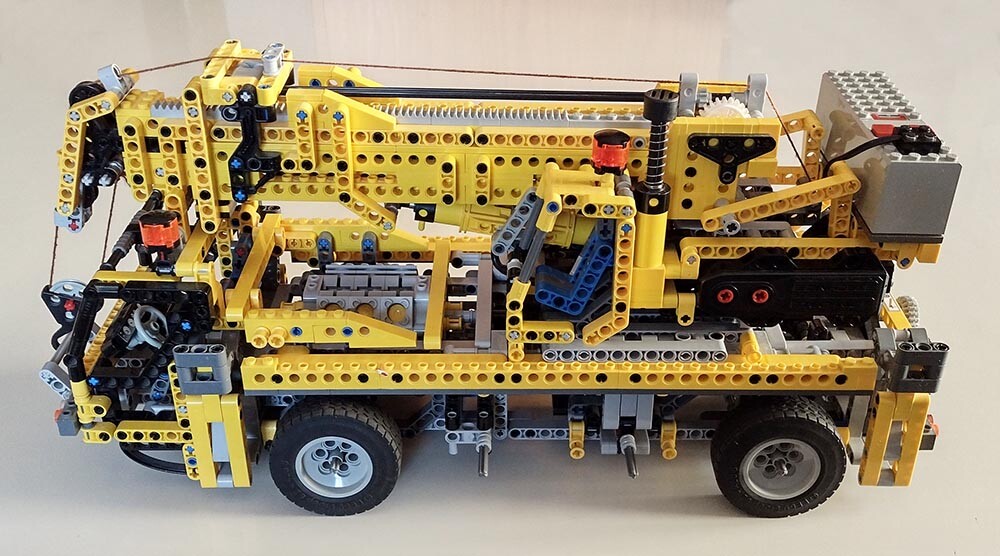 LEGO Technic 8421 Mobile Crane with Motor and Pneumatics