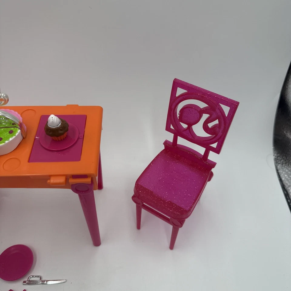 Стол-шлепанец BARBIE Dinner to Dessert обеденный, розовые стулья мебель 2011 г. - Изображение 4 из 4