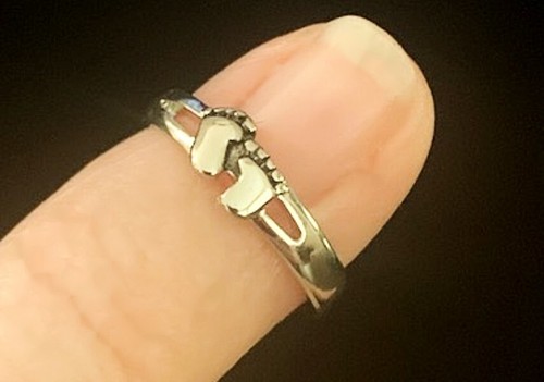 Silver Toe Ring or Mid Ring - Foot Print Pattern - Picture 3 of 4