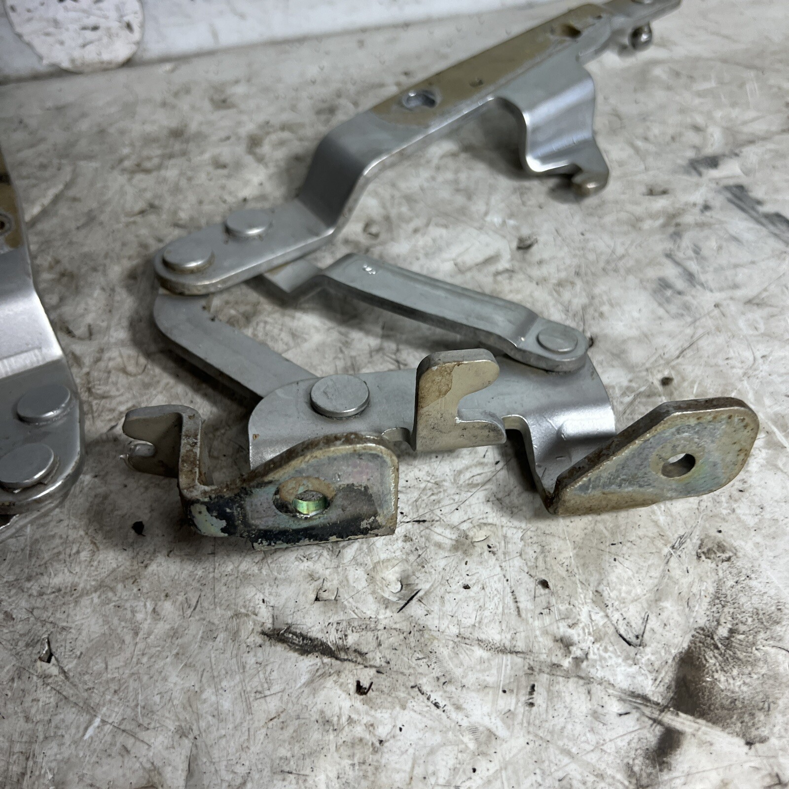 03-08 Maserati Quattroporte Front Hood Hinges Left Right Pair M139