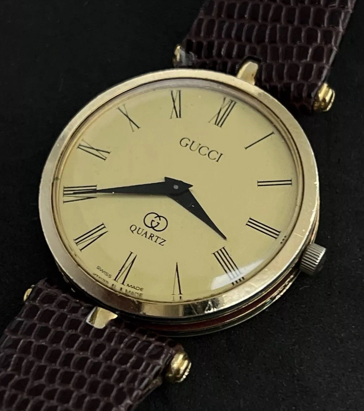 Montre à quartz homme vintage 1983 GUCCI 32 mm boîtier doré cadran numéro romain lézard marron