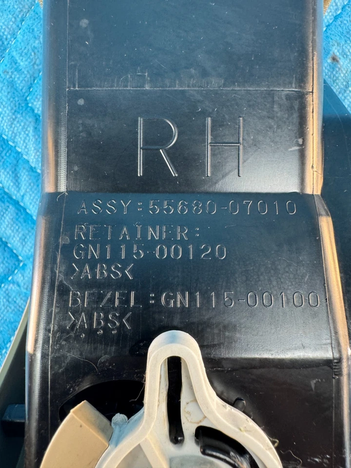 Оригинальная вентиляционная решетка для правой стороны пассажира TOYOTA AVALON 2005–2010 годов выпуска 55680-07010 - Изображение 2 из 4