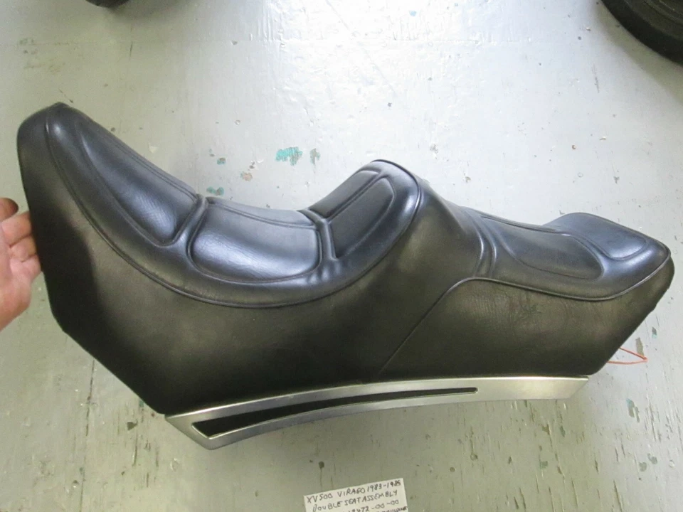 Yamaha XV500 Virago 1983-1985 asiento 26M-W2472-00-00 con moldura 22U-2478K-00-00 Foto 3 de 4