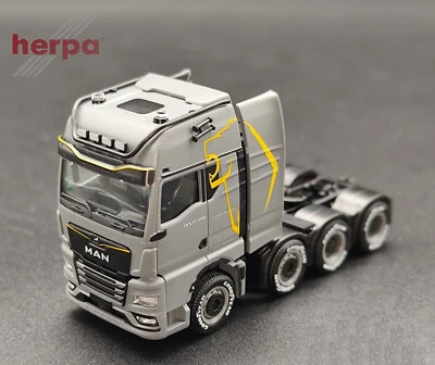 Herpa h0 1/87 - MAN TGX GX 4achs Zugmaschine, nardograu mit Löwen MATT - 958257 - Bild 1 von 3