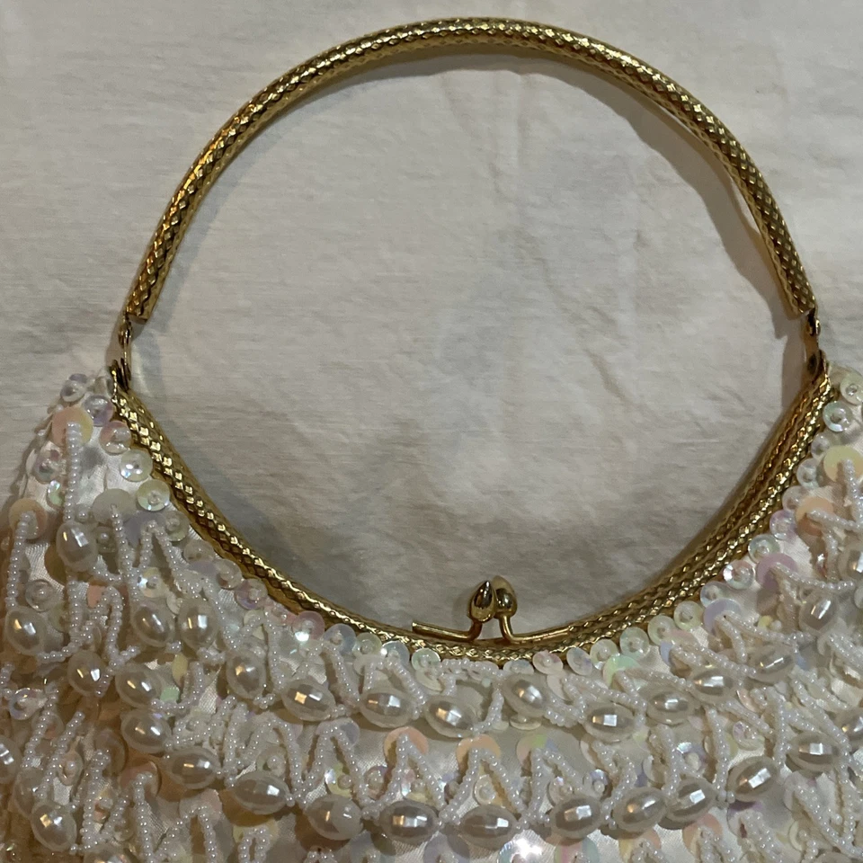 Cartera hecha a mano Hong Kong con solapa, herrajes de latón, bloqueo de beso, cuentas con flecos Foto 3 de 4