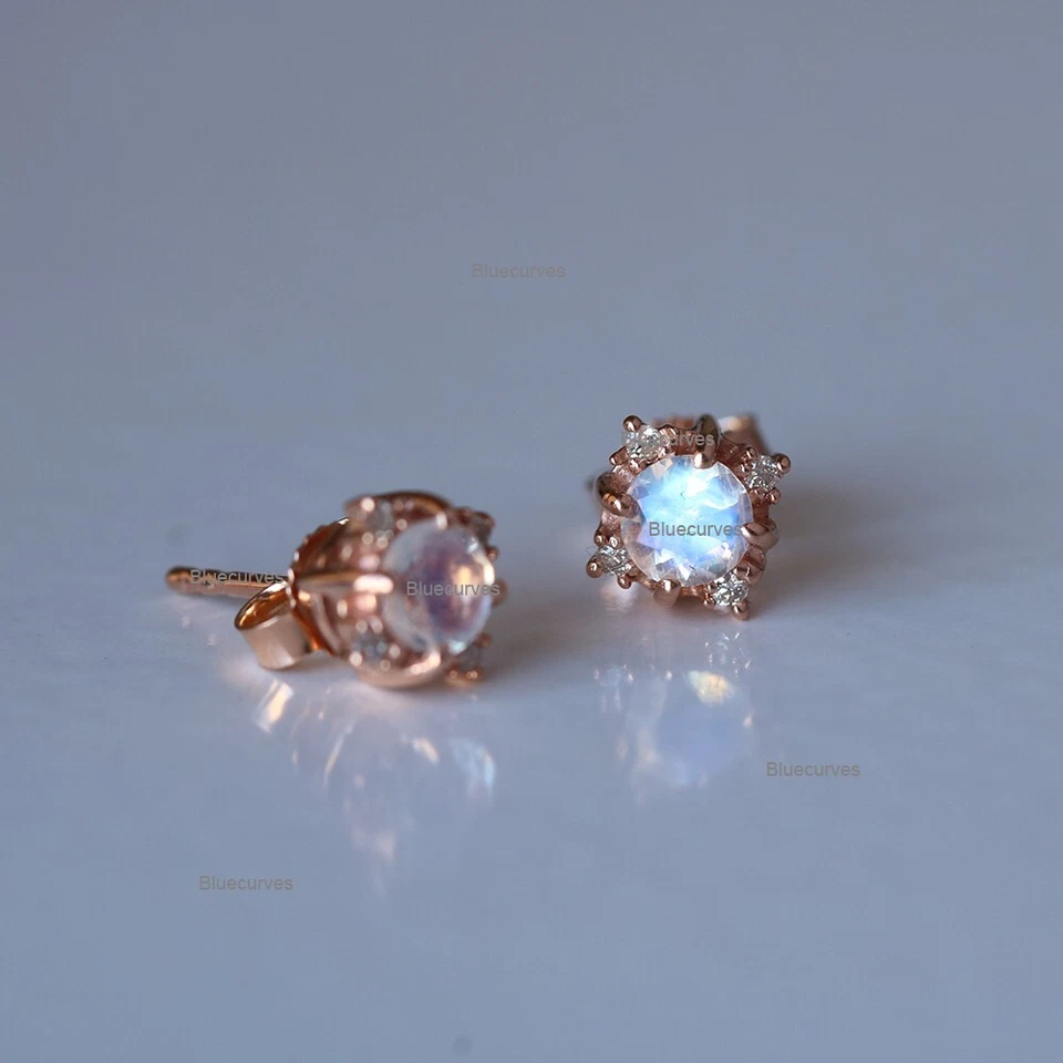 Pequeños aretes de oro rosa sólido de 14 k con pavé de diamantes naturales y piedras lunares reales de 4 mm Foto 4 de 4