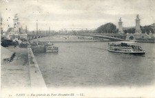 Paris - Vue générale du pont Alexandre III - Bâteau mouche, péniche