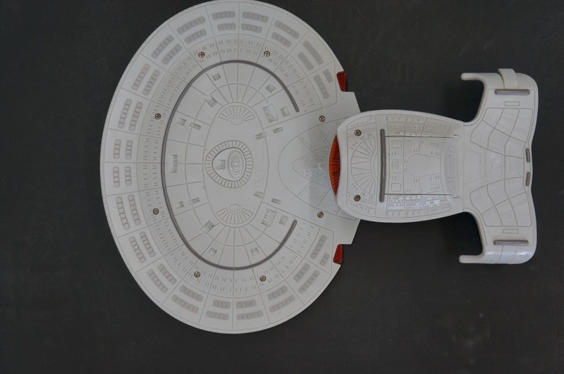 1992 PLAYMATES TOYS STARSHIP ENTERPRISE NCC-1701-DL GOOD FOR PARTS